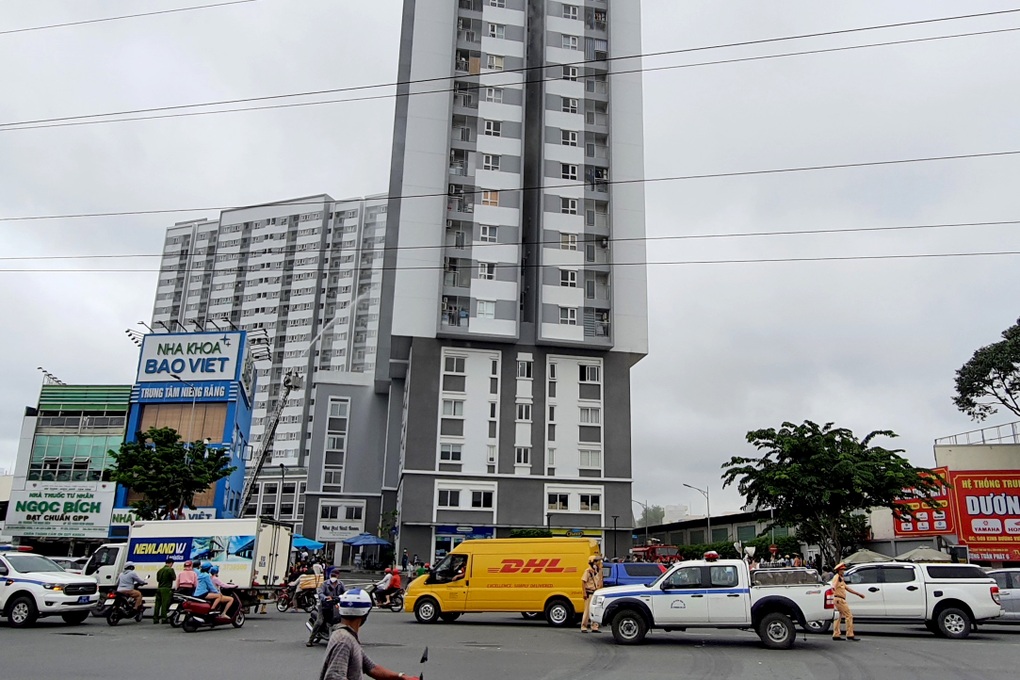 Cháy căn hộ chung cư, hàng trăm người dân được sơ tán - 3 Cháy căn hộ chung cư, hàng trăm người dân được sơ tán - 3