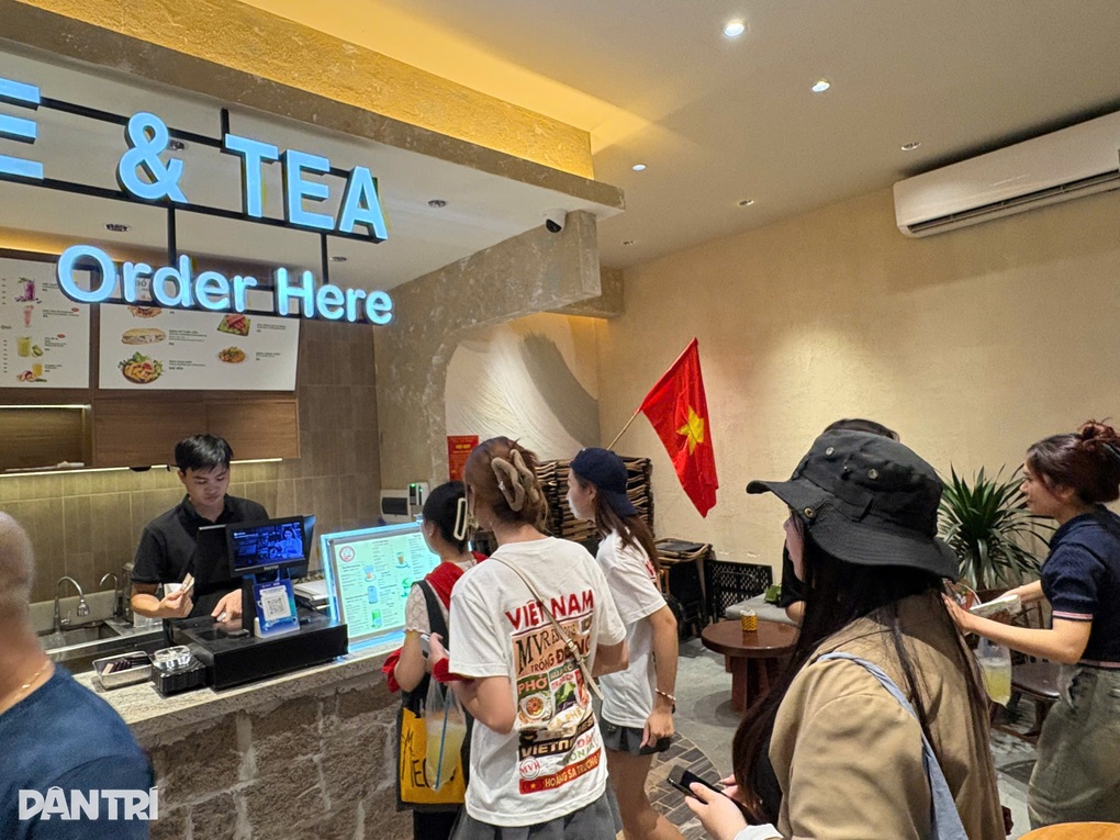 Hàng quán Hà Nội xem diễu binh chật kín, khách xếp hàng cả tiếng nhận chỗ - 2