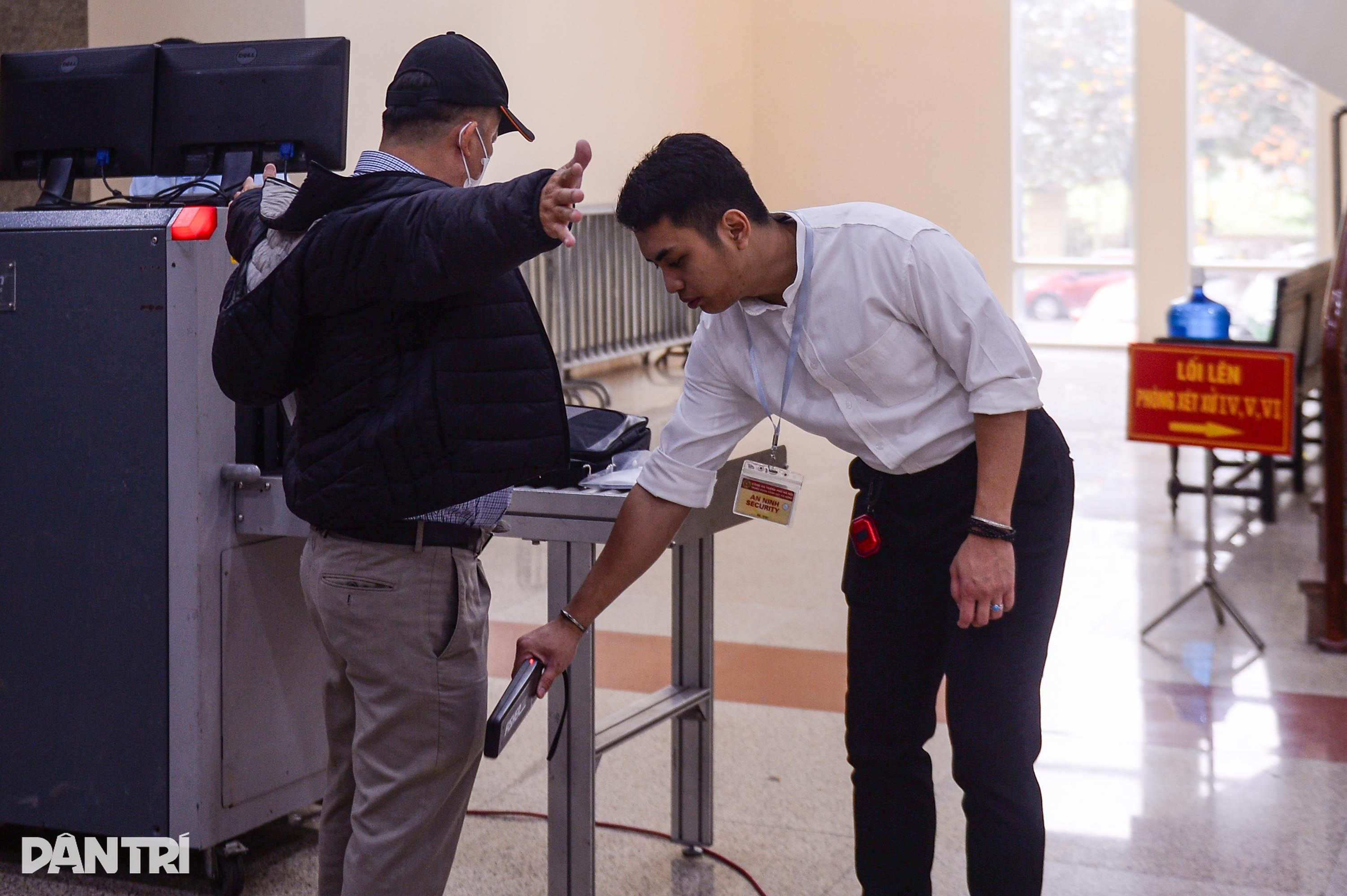 View - Dẫn giải các bị cáo đến phiên phúc thẩm xử cựu Chủ tịch FLC Trịnh Văn Quyết | Báo Dân trí