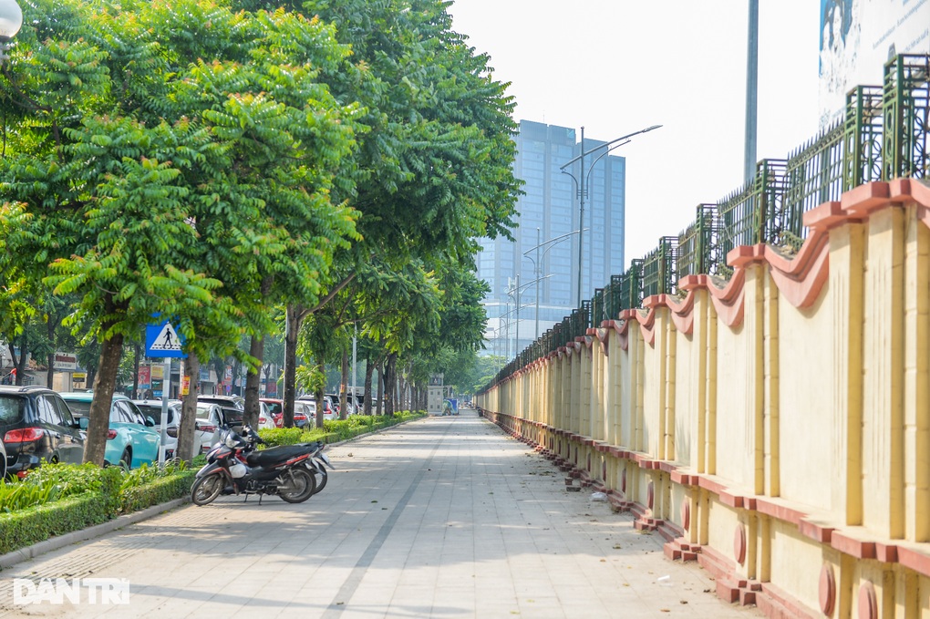 Hà Nội: Lắp hàng loạt trụ đá trên vỉa hè để ngăn chặn ô tô dừng, đỗ - 10 Hà Nội: Lắp hàng loạt trụ đá trên vỉa hè để ngăn chặn ô tô dừng, đỗ - 10
