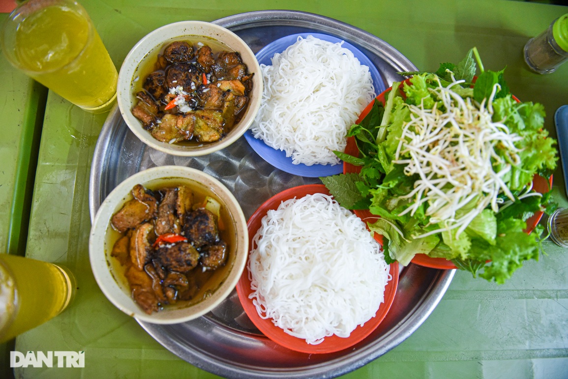 Quán bún chả 23 năm nằm nép trong ngõ chật, ngày bán 500 suất tại Hà Nội - 7 Quán bún chả 23 năm nằm nép trong ngõ chật, ngày bán 500 suất tại Hà Nội - 7
