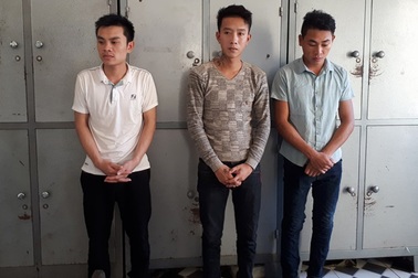 3 thanh niên khống chế chủ quán nhậu trong nhà vệ sinh để đòi tiền bảo kê