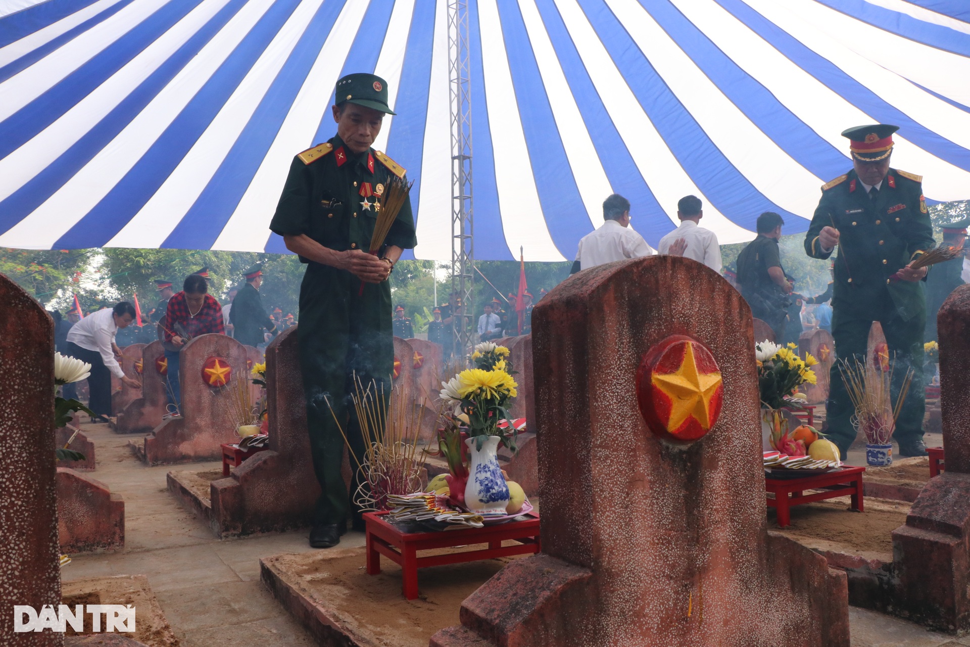 76 liệt sỹ quân tình nguyện và chuyên gia Việt Nam trở về trong lòng đất Mẹ - 9 76 liệt sỹ quân tình nguyện và chuyên gia Việt Nam trở về trong lòng đất Mẹ - 9