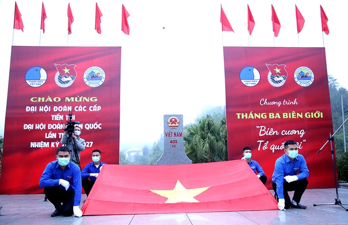 Lễ chào cờ đặc biệt “Tôi yêu Tổ quốc tôi” ở cột mốc 405 biên giới Việt Nam - Lào với sự tham gia của 91 hội viên, thanh niên tiêu biểu.