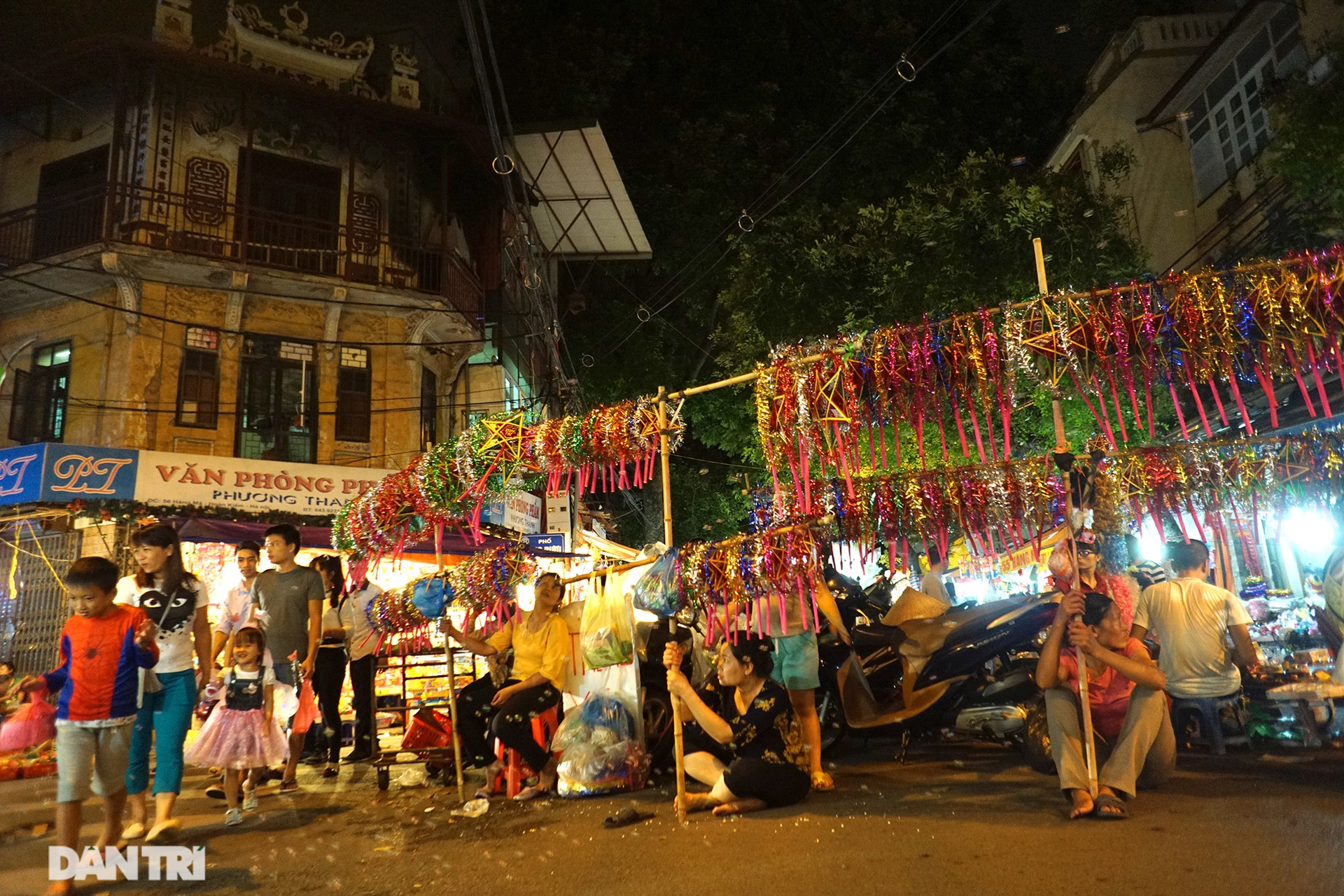 So sánh: Hình ảnh chợ trung thu vắng lặng khác biệt cảnh đông đúc mọi năm - 13