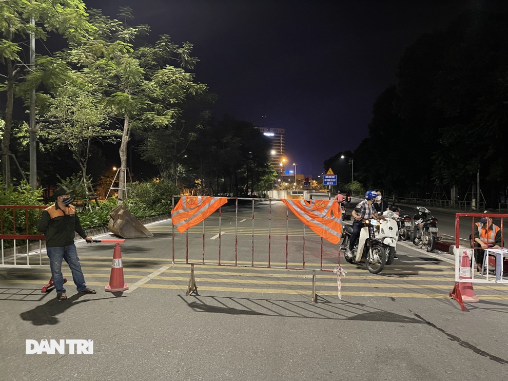 Hà Nội: Công nhân thâu đêm sửa chữa hầm Kim Liên - 4 Hà Nội: Công nhân thâu đêm sửa chữa hầm Kim Liên - 4