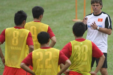 HLV Falko Goetz nâng khối lượng tập luyện