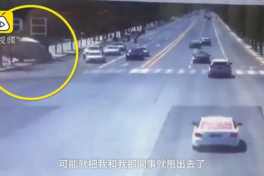 Xe tải bất ngờ "diễn xiếc" khi đang dừng chờ đèn đỏ