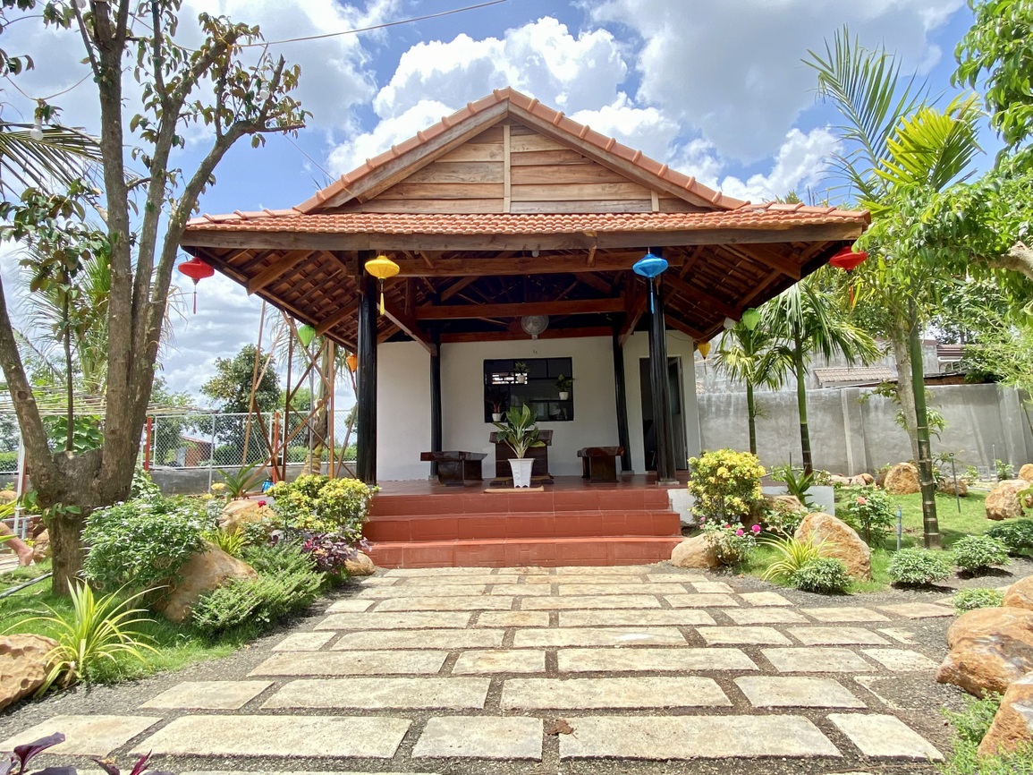 Chàng trai 9X gom đá và gỗ cũ, dựng nhà vườn 1.000m2 ở Buôn Mê Thuột - 4 Chàng trai 9X gom đá và gỗ cũ, dựng nhà vườn 1.000m2 ở Buôn Mê Thuột - 4