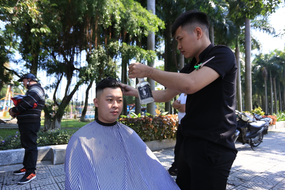 Ấm lòng “tiệm” cắt tóc miễn phí trên vỉa hè ở Đà Nẵng - 3 Ấm lòng “tiệm” cắt tóc miễn phí trên vỉa hè ở Đà Nẵng - 3