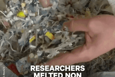 Khám phá cách các nhà khoa học biến rác thải nhựa thành... xăng dầu