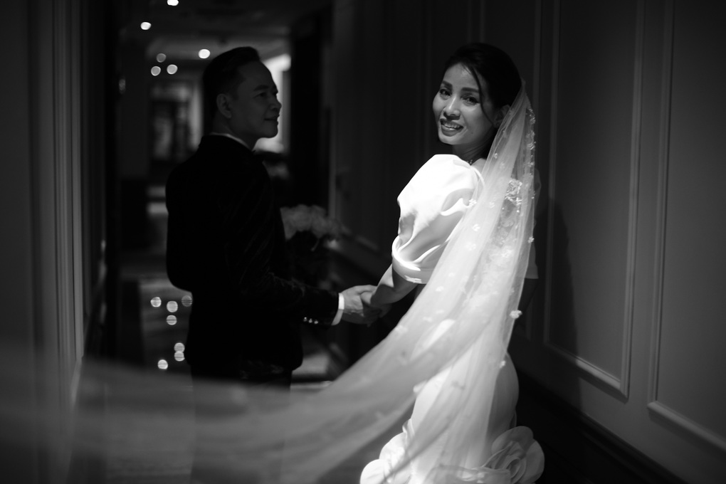 Ảnh cưới lãng mạn của Tùng Dương Người phán xử với vợ 4 kém 12 tuổi - 9 Ảnh cưới lãng mạn của Tùng Dương Người phán xử với vợ 4 kém 12 tuổi - 9