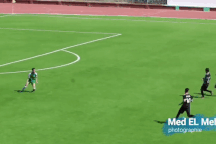 Cậu bé nhặt bóng gây sốc khi chạy vào sân cứu thua cho đội nhà