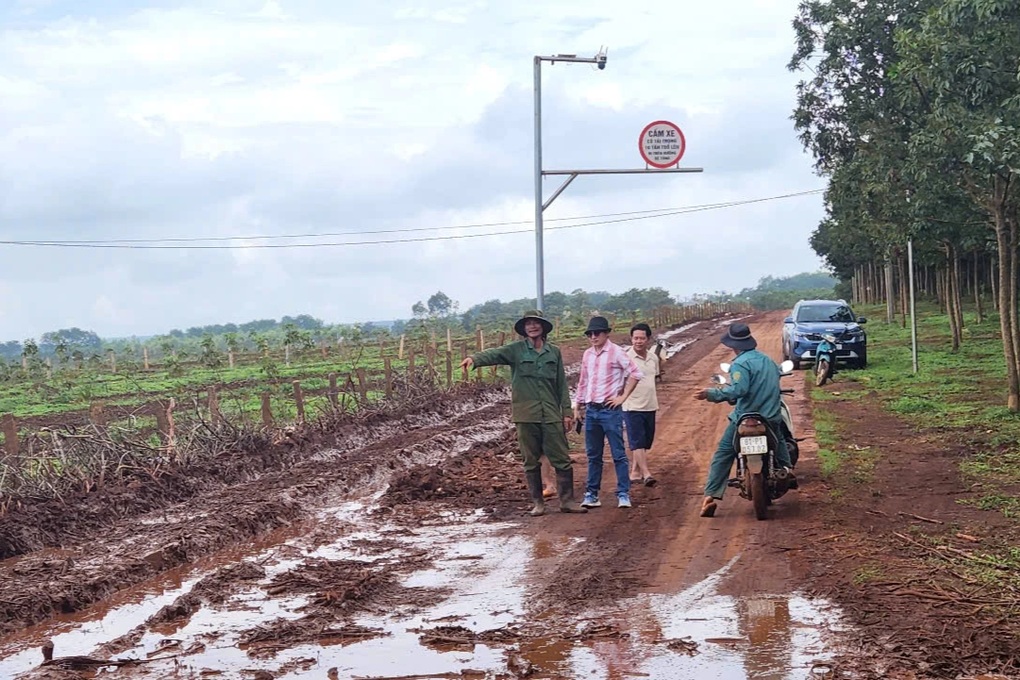 Trưởng thôn lên tiếng vụ thu 5 triệu đồng/xe tải vì đi lên đường bê tông - 3 Trưởng thôn lên tiếng vụ thu 5 triệu đồng/xe tải vì đi lên đường bê tông - 3