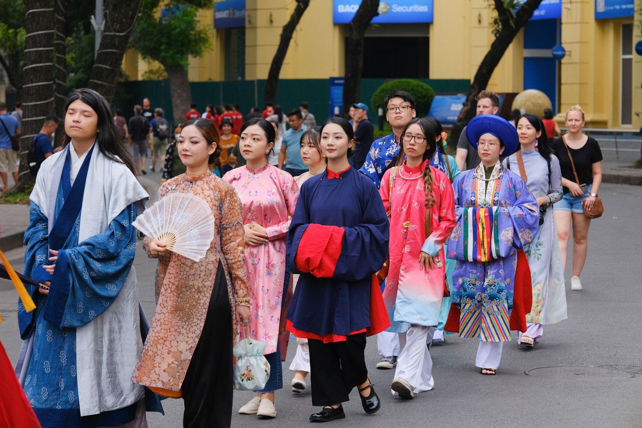 Hơn 100 người mặc cổ phục Việt diễu hành trên phố đi bộ Hồ Gươm - 6