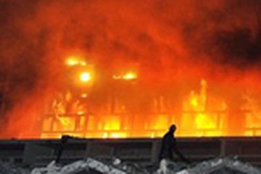Chùm ảnh: Cháy rụi khách sạn sang trọng giữa thủ đô Islamabad