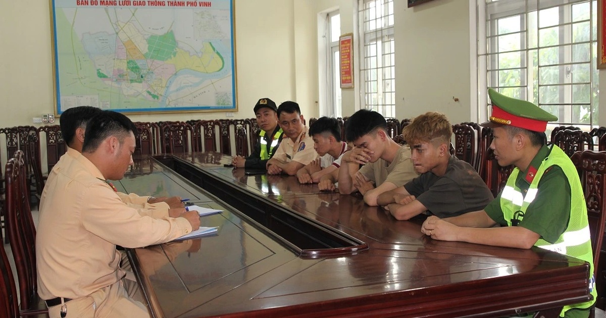 Nhóm trai quê "cháy phố" có hành vi khiếm nhã với các cô gái đi đường