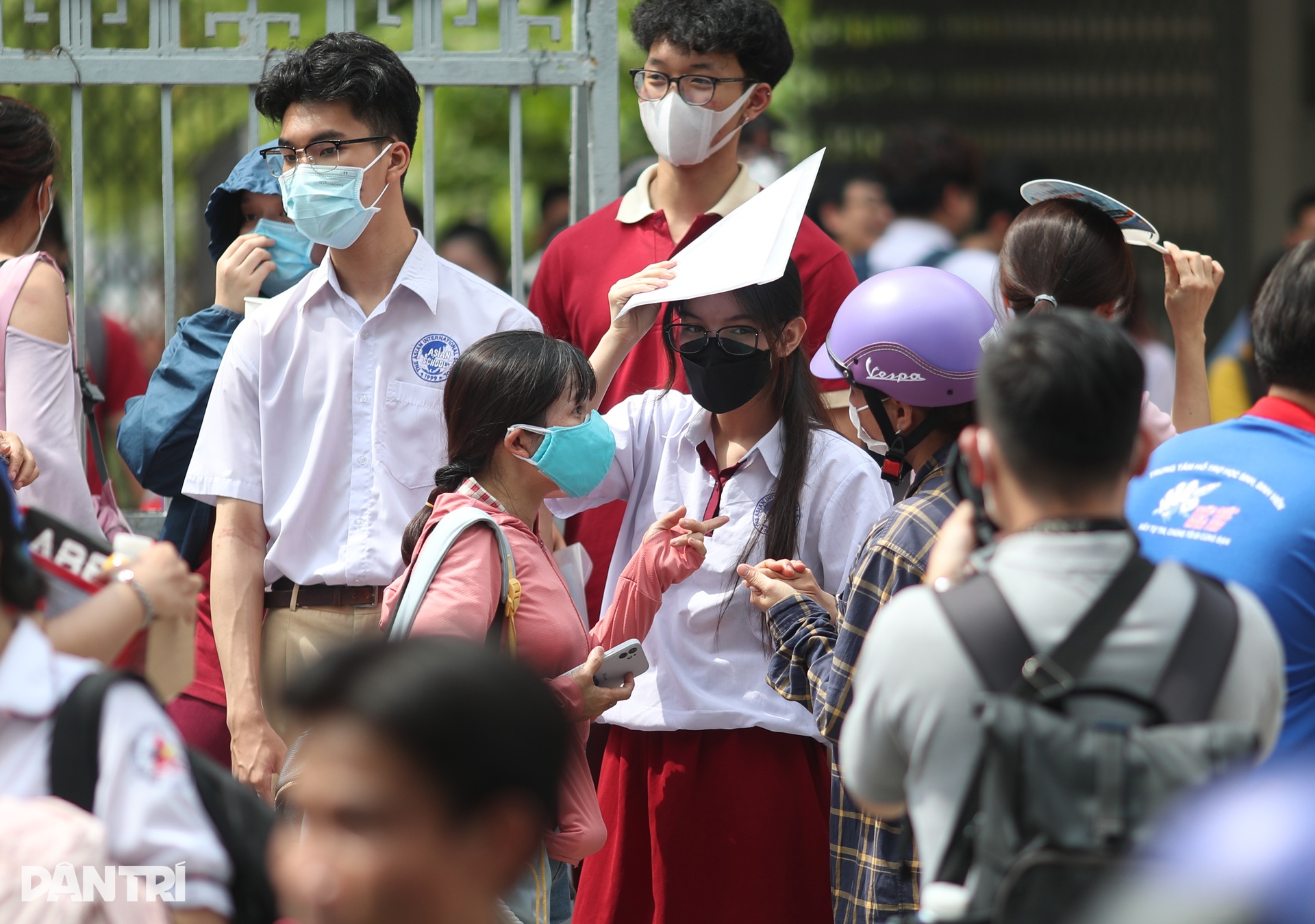 Phụ huynh đứng ngồi không yên trước cánh cửa phòng thi THPT 2023 - 11 Phụ huynh đứng ngồi không yên trước cánh cửa phòng thi THPT 2023 - 11