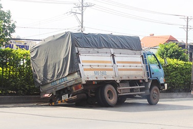 Xe tải rơi bánh khi đang chạy