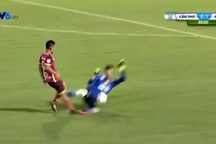 Rợn người với pha đạp bóng triệt hạ đối phương của thủ môn Bửu Ngọc