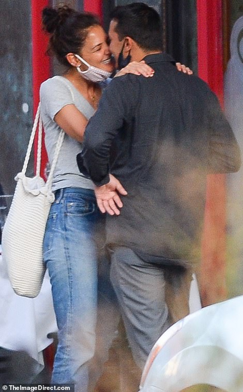Katie Holmes tình tứ hôn bạn trai trẻ - 3 Katie Holmes tình tứ hôn bạn trai trẻ - 3