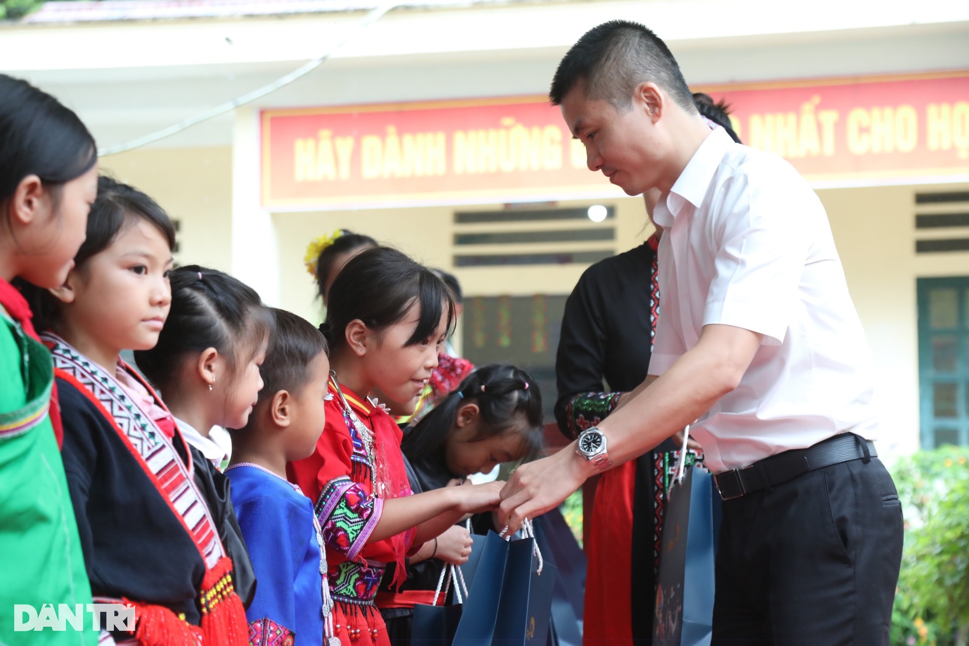 Khánh thành nhà bán trú ở Xín Mần, học sinh không còn lo rét khi đông về - 8 Khánh thành nhà bán trú ở Xín Mần, học sinh không còn lo rét khi đông về - 8