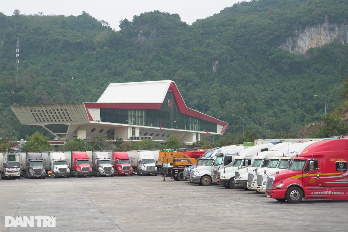 Cận cảnh cửa khẩu duy nhất còn thông quan hàng nông sản ở Lạng Sơn - 3 Cận cảnh cửa khẩu duy nhất còn thông quan hàng nông sản ở Lạng Sơn - 3