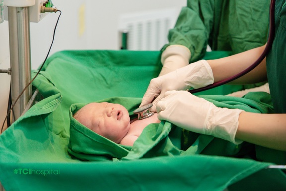 Ca sinh mổ thành công của mẹ bầu nhiễm liên cầu khuẩn và u bì buồng trứng