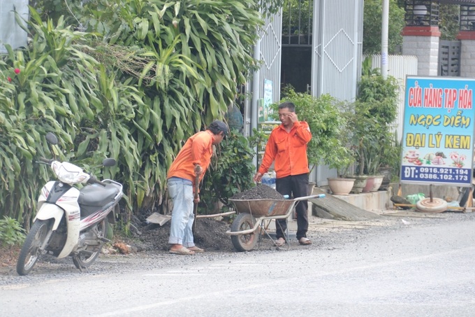 Vật liệu vá đường đã có sẵn bên lề đường