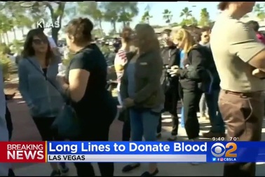 Người Mỹ xếp hàng cả đêm chờ hiến máu cứu nạn nhân vụ xả súng