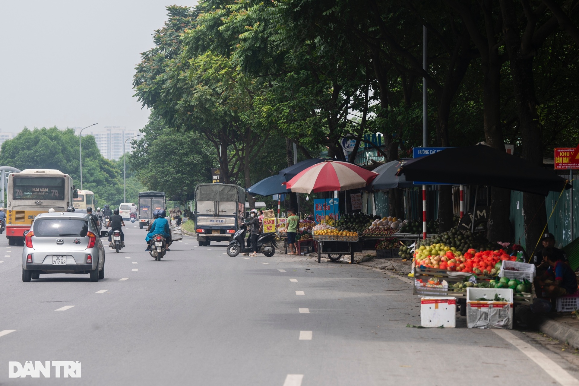 Biến lòng đường thành nơi buôn bán, tiểu thương nói để chúng tôi kiếm tý - 12 Biến lòng đường thành nơi buôn bán, tiểu thương nói để chúng tôi kiếm tý - 12
