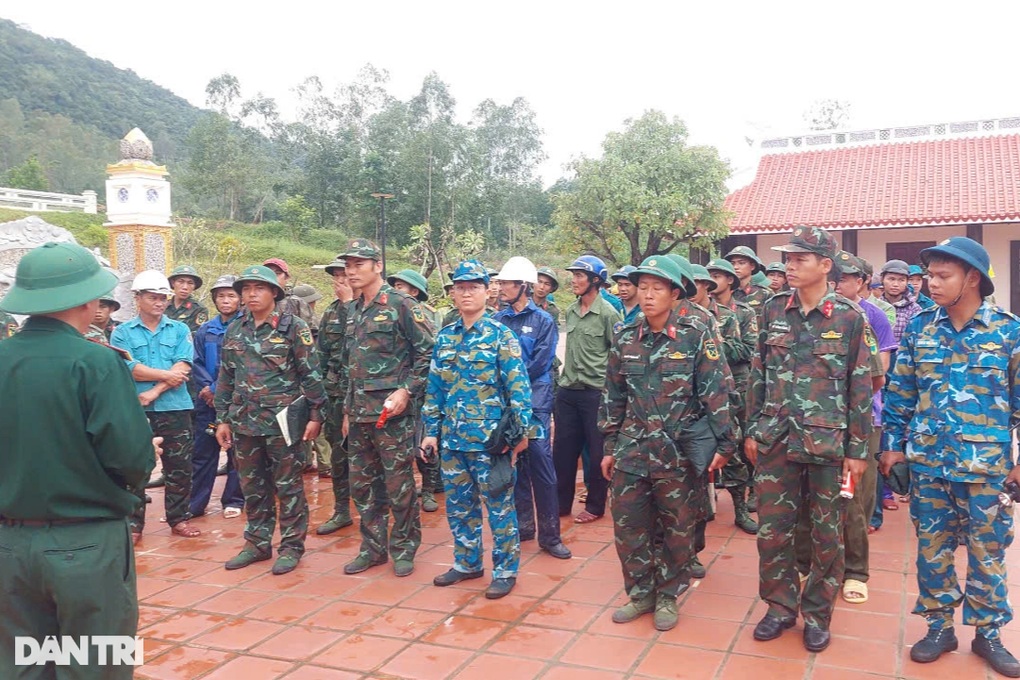 Vụ máy bay quân sự rơi ở Bình Định: Đã liên lạc được với 2 phi công - 1 Vụ máy bay quân sự rơi ở Bình Định: Đã liên lạc được với 2 phi công - 1
