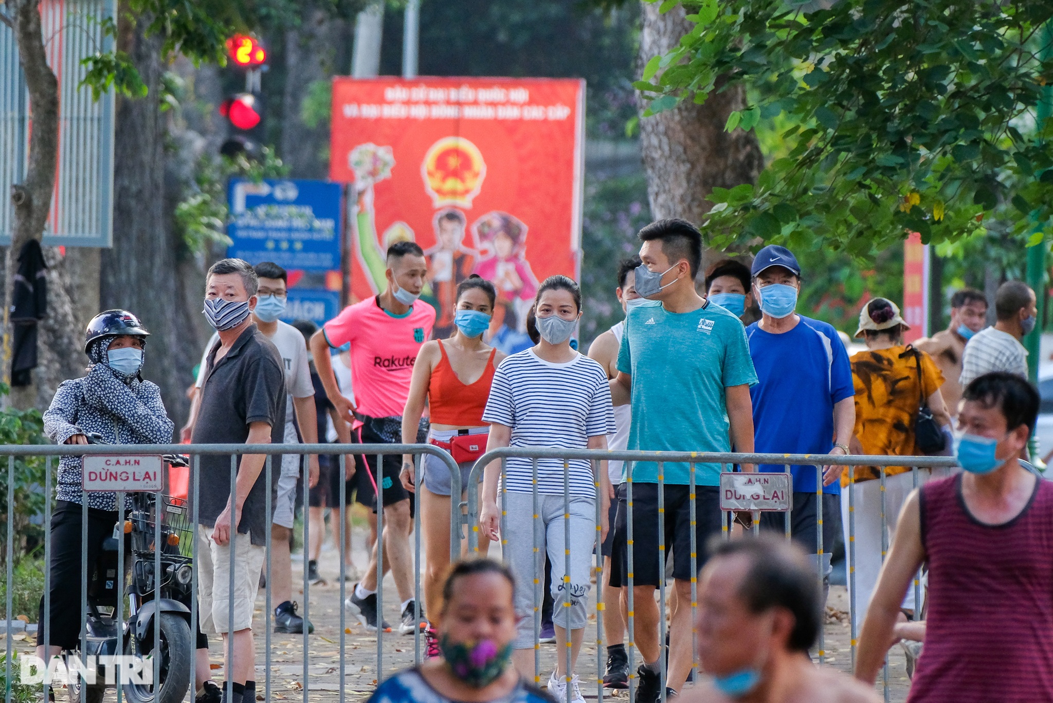 Hồ Gươm biến thành trường đua xe đạp, chật ních người đi bộ tập thể dục - 6 Hồ Gươm biến thành trường đua xe đạp, chật ních người đi bộ tập thể dục - 6