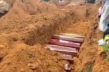 Cận cảnh mồ chôn tập thể bệnh nhân Covid-19 ở Brazil