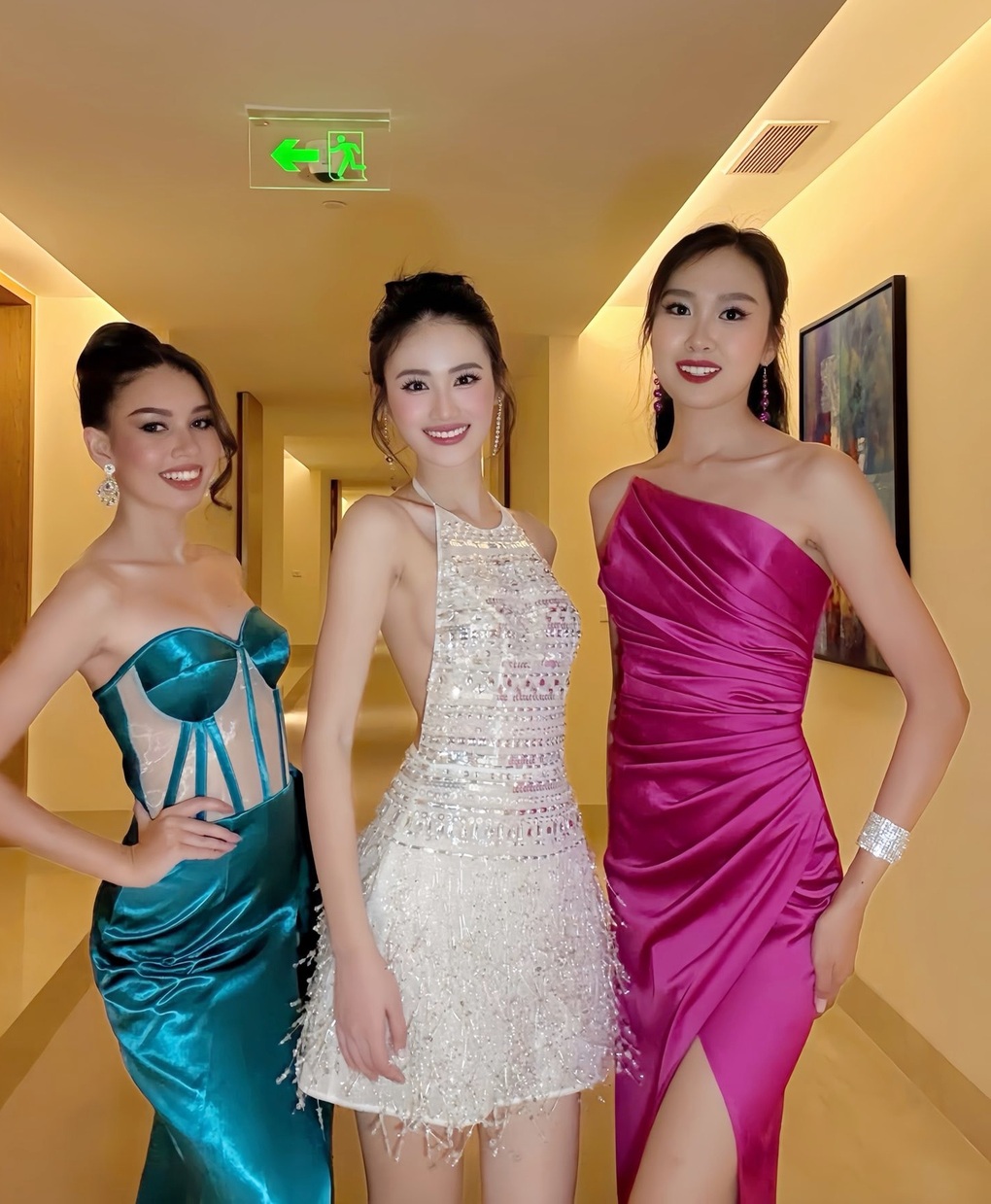 Y Nhi និយាយភាសាអង់គ្លេសយ៉ាងស្ទាត់ជំនាញនិងមានទំនុកចិត្តក្នុងការប្រលងបវរកញ្ញាពិភពលោក - ២ Ý Nhi nói tiếng Anh lưu loát, tự tin thể hiện tại cuộc thi Hoa hậu Thế giới - 2