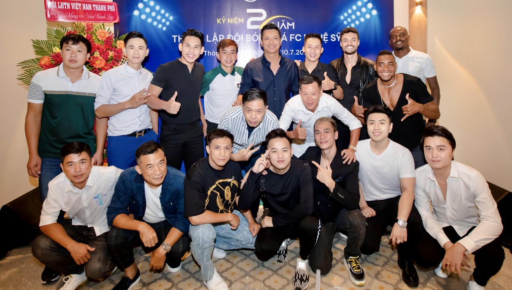 Thái Hòa hài hước tiết lộ cát sê đá bóng với Hồ Đức Vĩnh - 1 Thái Hòa hài hước tiết lộ cát sê đá bóng với Hồ Đức Vĩnh - 1