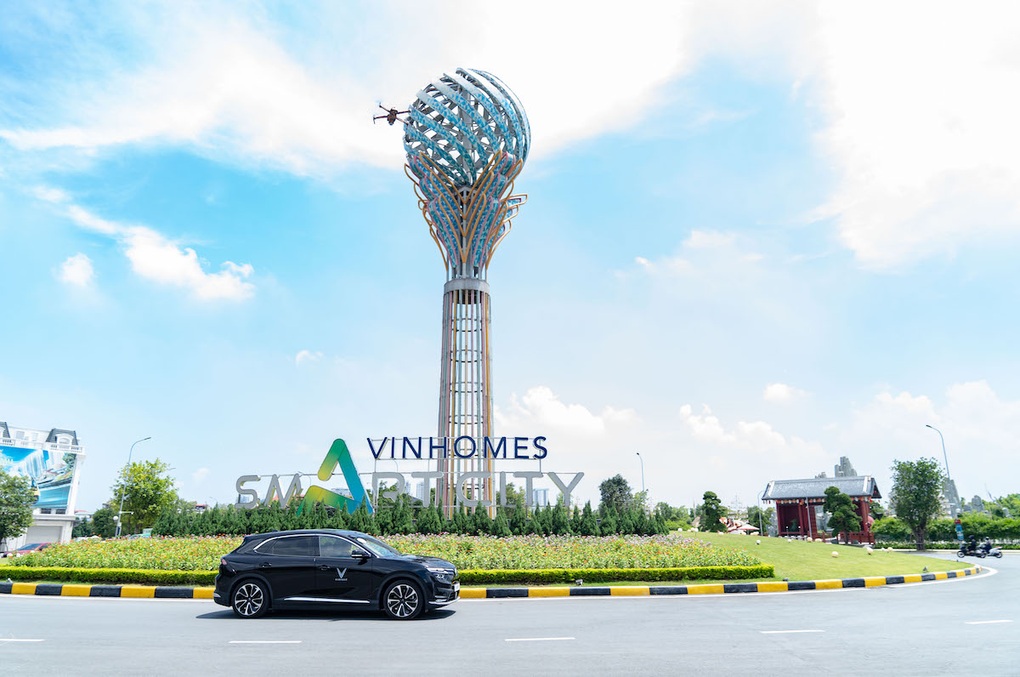 Hàng nghìn khách xếp hàng để lái thử VF 8, nhiều người tranh thủ chốt cọc sớm - 10 Hàng nghìn khách xếp hàng để lái thử VF 8, nhiều người tranh thủ chốt cọc sớm - 10