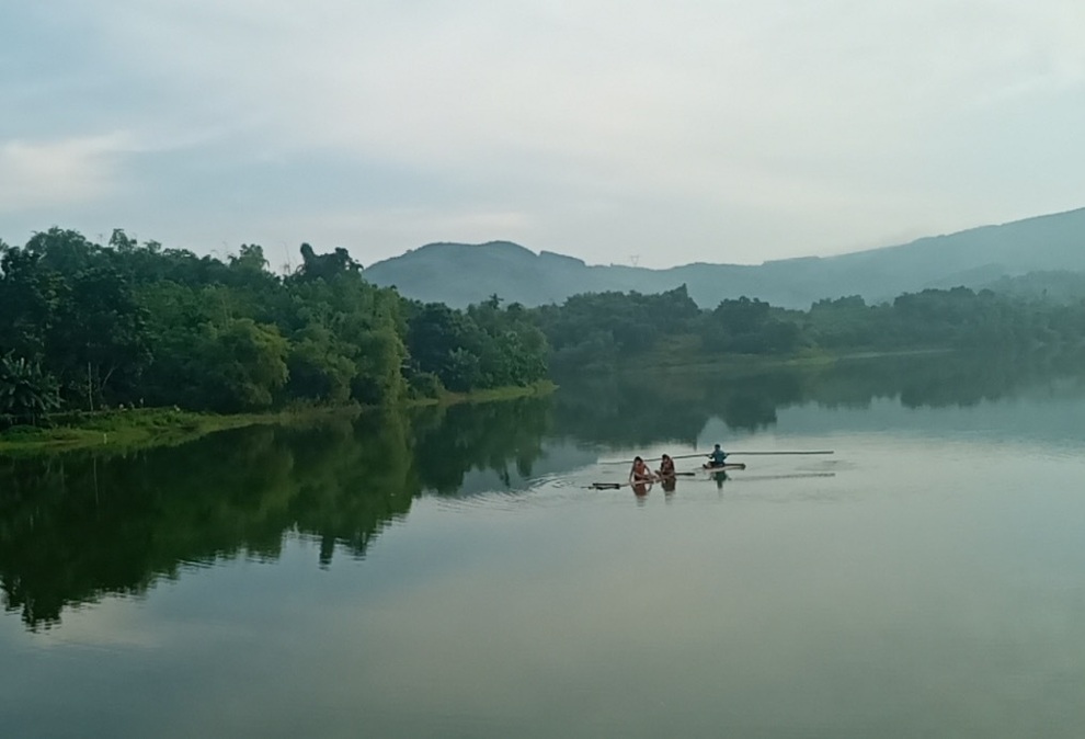 Lật nhà bè, 9 người rơi xuống hồ sâu, 2 người thiệt mạng - 1 Lật nhà bè, 9 người rơi xuống hồ sâu, 2 người thiệt mạng - 1