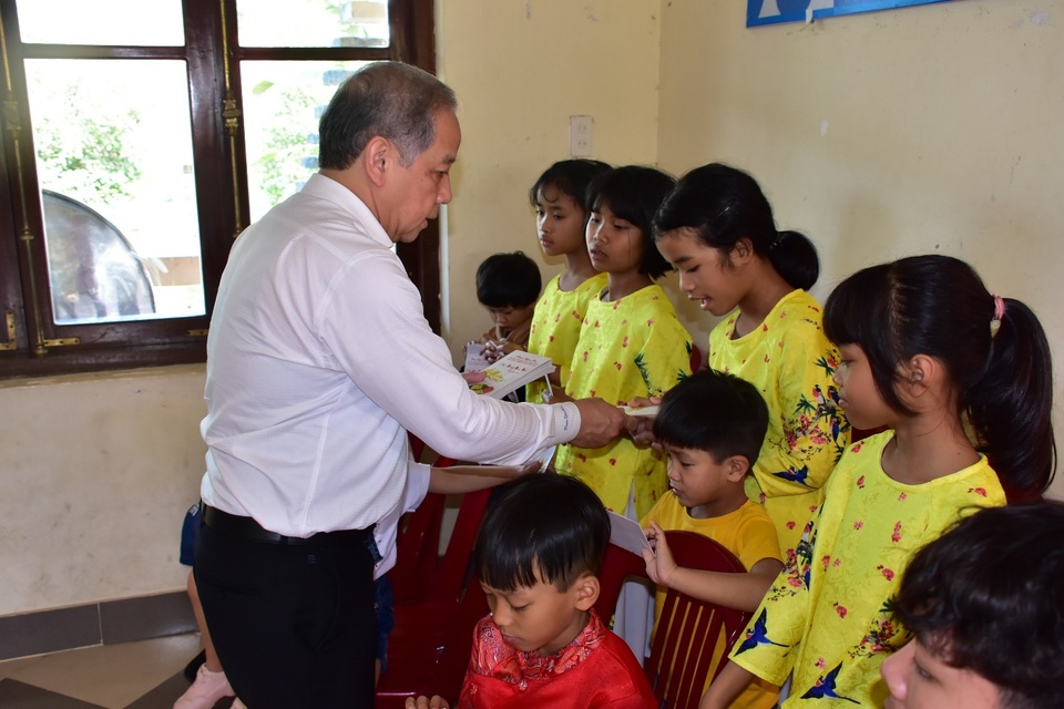 Chủ tịch UBND tỉnh cùng gói bánh chưng vui Tết với trẻ em khó khăn - 6 Chủ tịch UBND tỉnh cùng gói bánh chưng vui Tết với trẻ em khó khăn - 6
