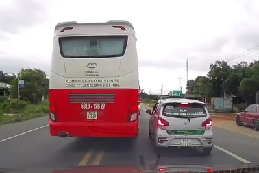 Cú bẻ lái kinh hoàng của tài xế thiếu văn hoá