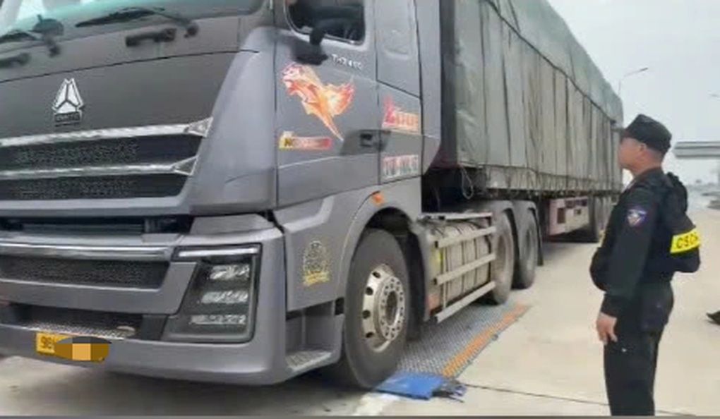 Xe đầu kéo chở quá tải trọng gần 300% - 1 Xe đầu kéo chở quá tải trọng gần 300% - 1