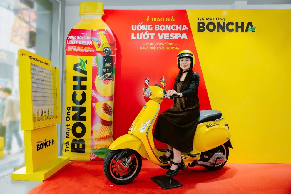 Trà mật ong BONCHA trao 3 xe Vespa cho khách hàng may mắn - 4 Trà mật ong BONCHA trao 3 xe Vespa cho khách hàng may mắn - 4