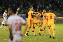 CLB Thanh Hoá thắng Nam Định sau trận cầu gây tranh cãi