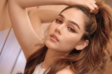 Biểu tượng gợi cảm Thái Lan phản hồi tin đồn chồng tỷ phú ngoại tình