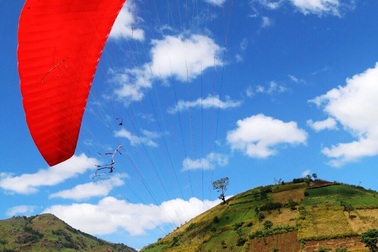 Mạo hiểm với môn thể thao dù lượn trên núi lửa Chư Đăng Ya