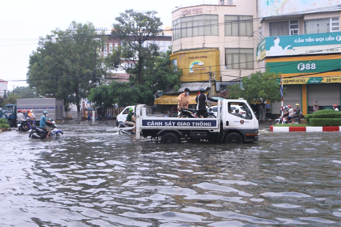 Mưa trái mùa hơn 3 giờ, đường phố xứ công tử Bạc Liêu biến thành sông - 10 Mưa trái mùa hơn 3 giờ, đường phố xứ công tử Bạc Liêu biến thành sông - 10