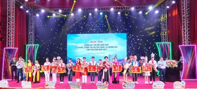 Ban tổ chức hội thi tặng hoa và cờ lưu niệm cho các đội dự thi.