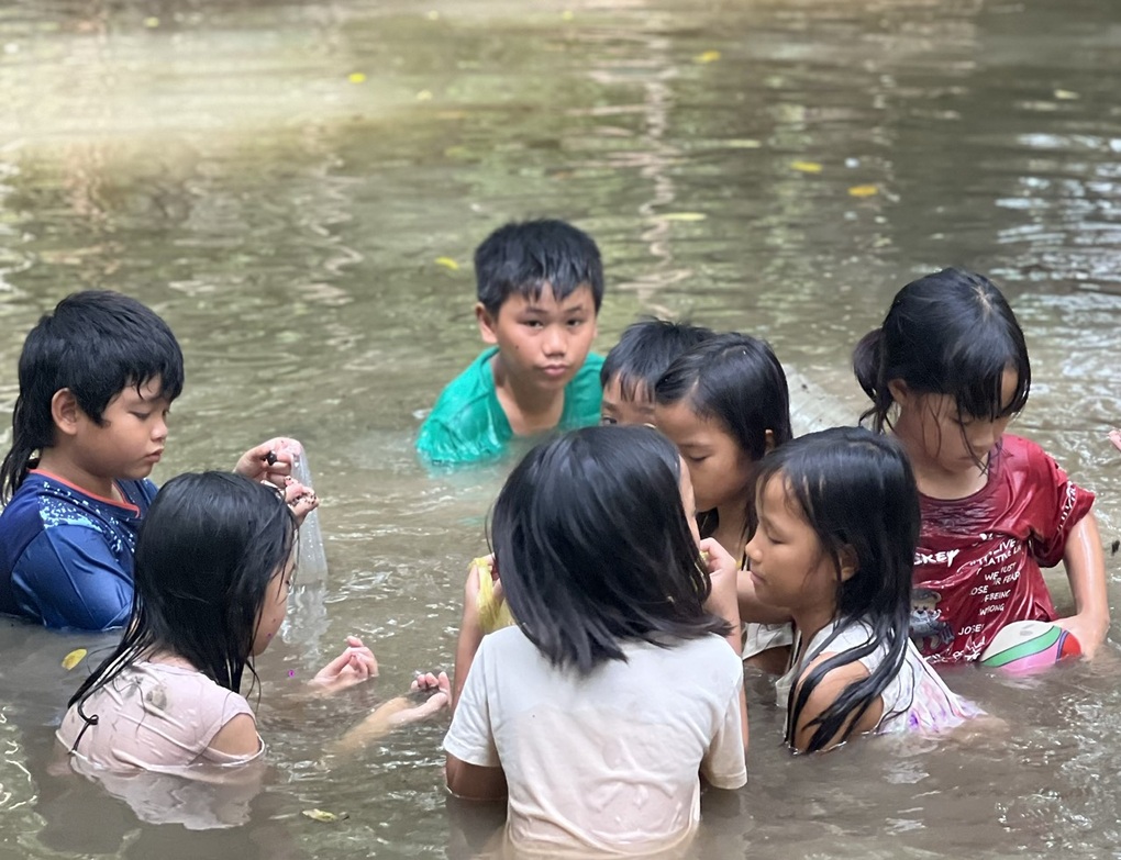 Mẹ vừa mỉa mai lễ ở nhà cho lành, ngày cuối cuống cuồng dắt con đi chơi - 2 Mẹ vừa mỉa mai lễ ở nhà cho lành, ngày cuối cuống cuồng dắt con đi chơi - 2