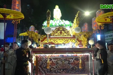 Hàng nghìn người dân nô nức rước kiệu mừng lễ Phật đản tại TPHCM