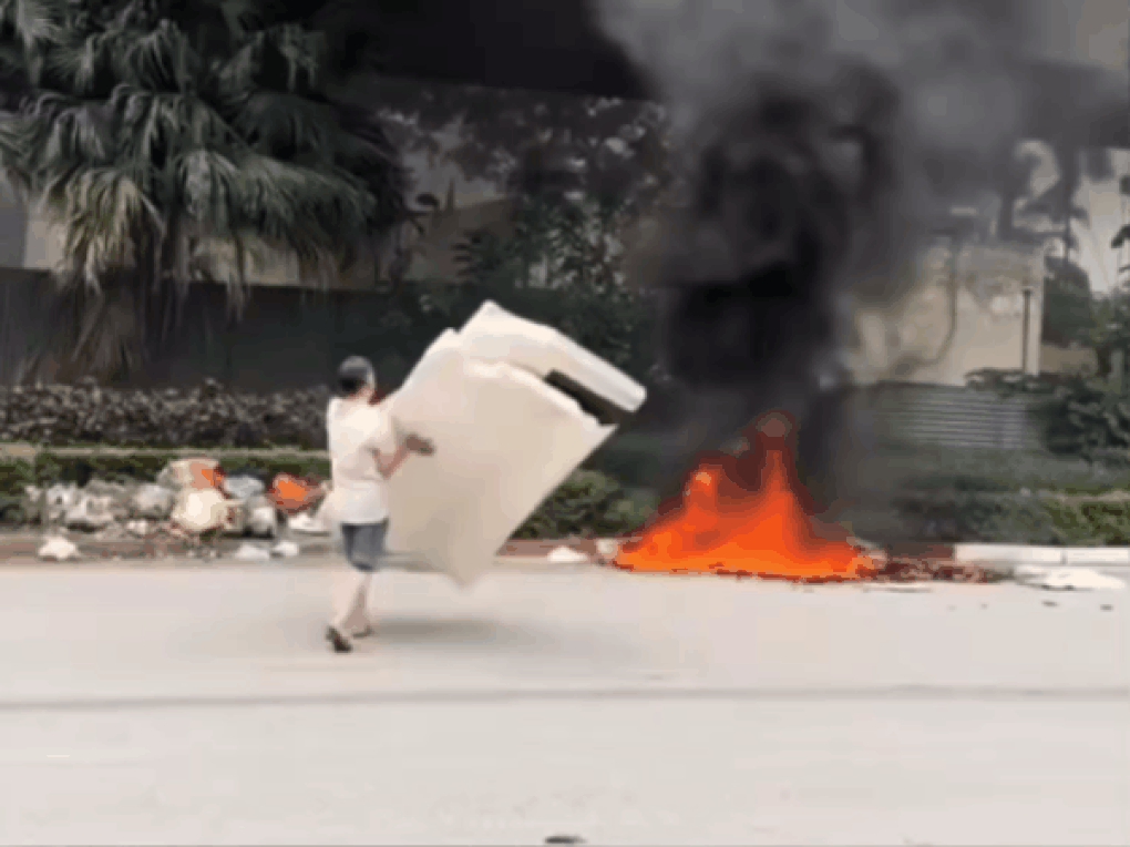 Đốt xốp tạo khói mù mịt dưới cầu Thăng Long, một người bị phạt 3 triệu đồng - 1 Đốt xốp tạo khói mù mịt dưới cầu Thăng Long, một người bị phạt 3 triệu đồng - 1